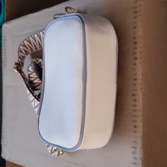 Blue & White quilted crossbody - Picture 3 of 7